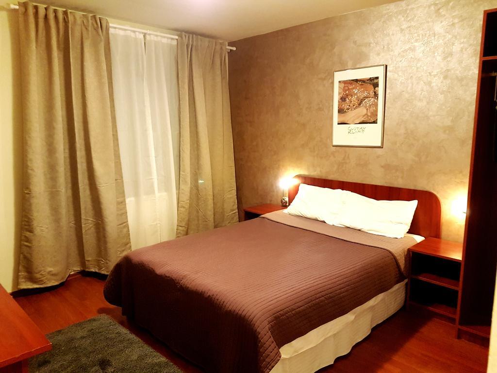Hotel Mic Bukarest Exterior foto